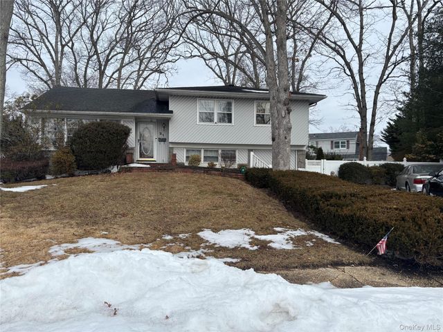 31 Seton Court, Old Bethpage, NY 11804