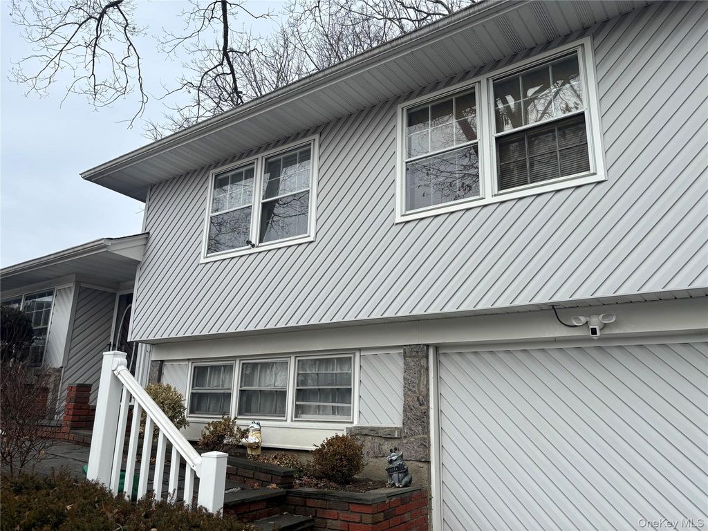 31 Seton Court, Old Bethpage, NY 11804