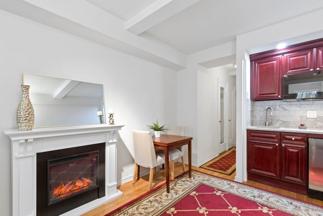 320 E 42nd St Apt 817, New York City, NY 10017