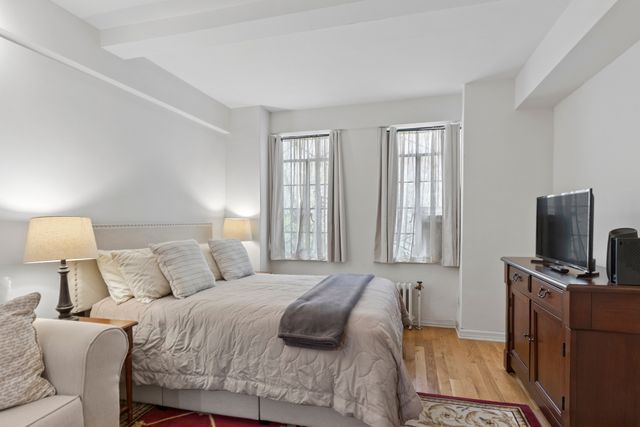 320 E 42nd St Apt 817, New York City, NY 10017