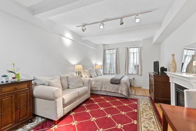 320 E 42nd St Apt 817, New York City, NY 10017