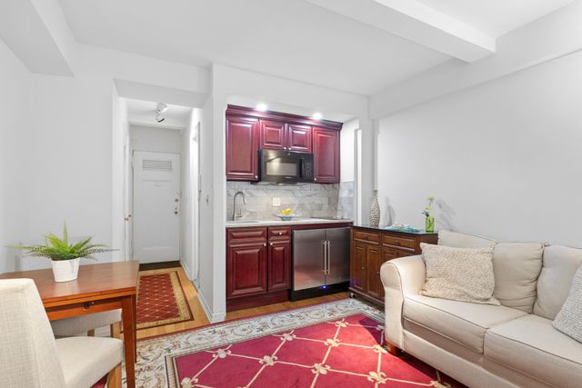 320 E 42nd St Apt 817, New York City, NY 10017