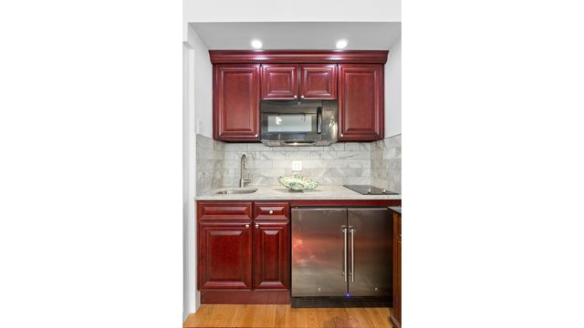 320 E 42nd St Apt 817, New York City, NY 10017