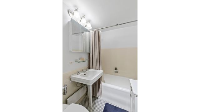 320 E 42nd St Apt 817, New York City, NY 10017
