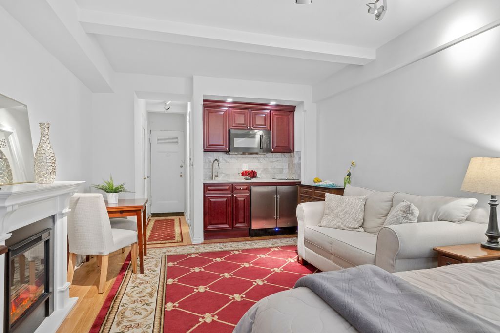 320 E 42nd St Apt 817, New York City, NY 10017