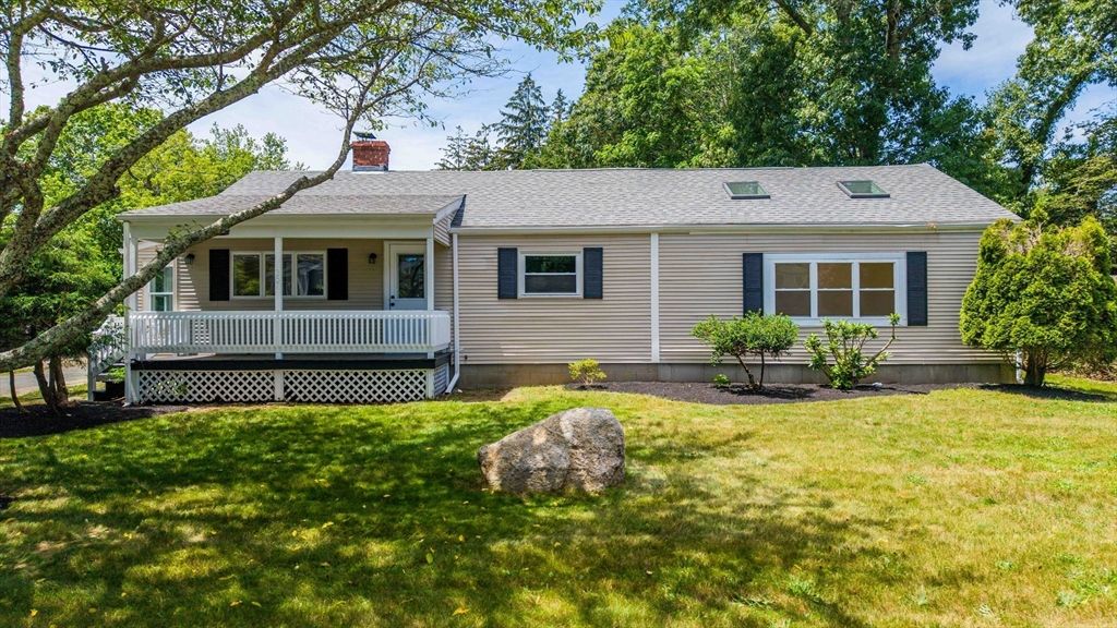 367 Middle Rd, Acushnet, MA 02743