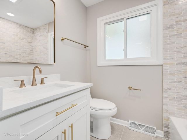 579 Dawes Avenue, Glen Ellyn, IL 60137