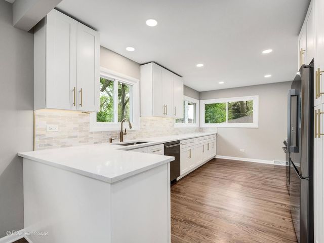 579 Dawes Avenue, Glen Ellyn, IL 60137