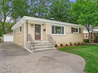 579 Dawes Avenue, Glen Ellyn, IL 60137