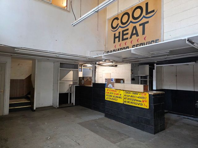 2859 W Montrose Avenue, Chicago, IL 60618