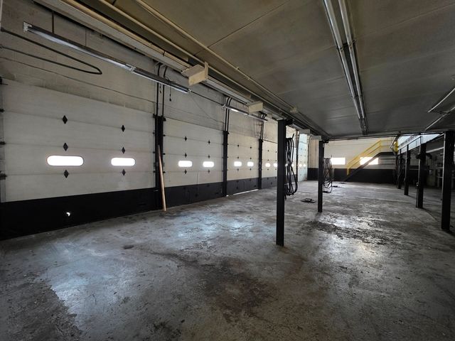 2859 W Montrose Avenue, Chicago, IL 60618