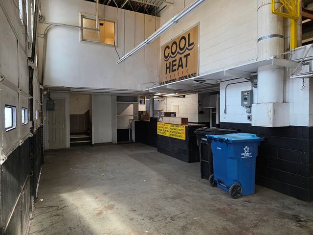 2859 W Montrose Avenue, Chicago, IL 60618