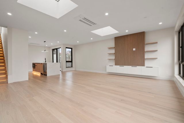 152 W Third 2, Boston, MA 02127