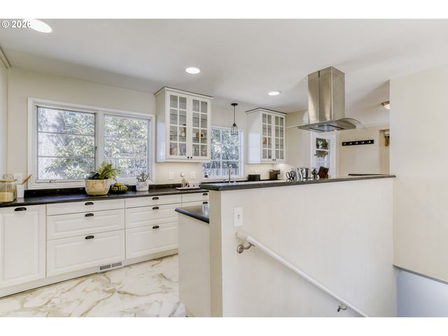 5008 Sw TAYLORS FERRY Rd, Portland, OR 97219