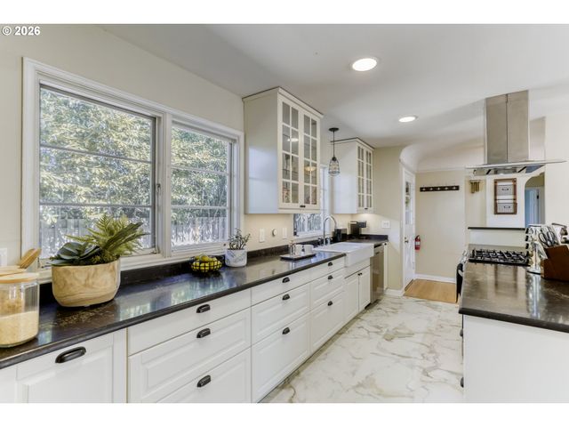 5008 Sw TAYLORS FERRY Rd, Portland, OR 97219