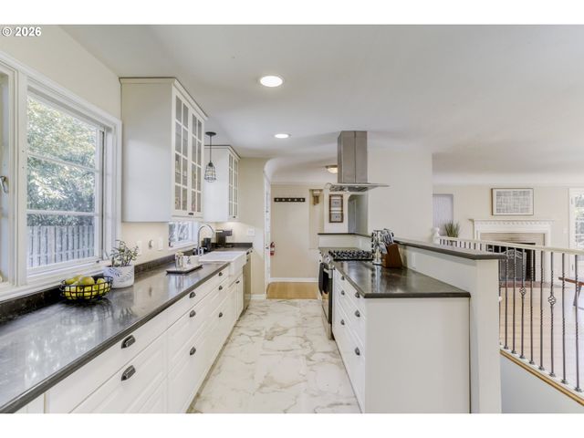 5008 Sw TAYLORS FERRY Rd, Portland, OR 97219