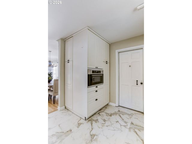 5008 Sw TAYLORS FERRY Rd, Portland, OR 97219