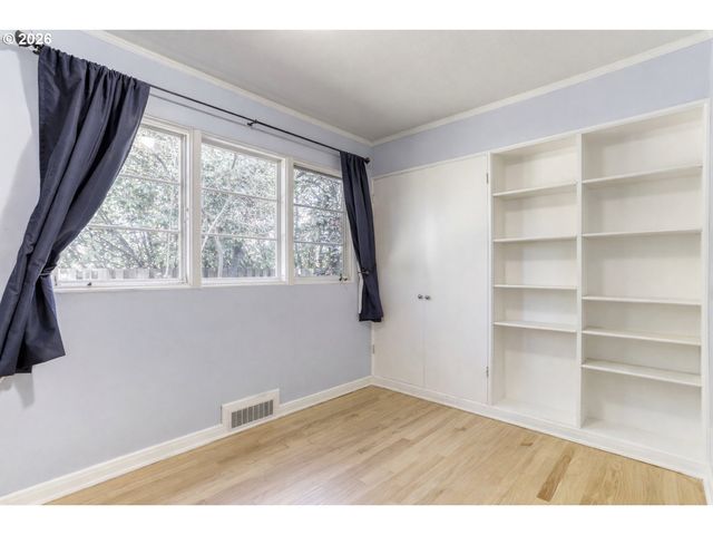 5008 Sw TAYLORS FERRY Rd, Portland, OR 97219