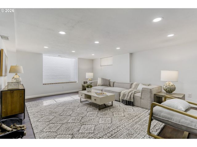 5008 Sw TAYLORS FERRY Rd, Portland, OR 97219