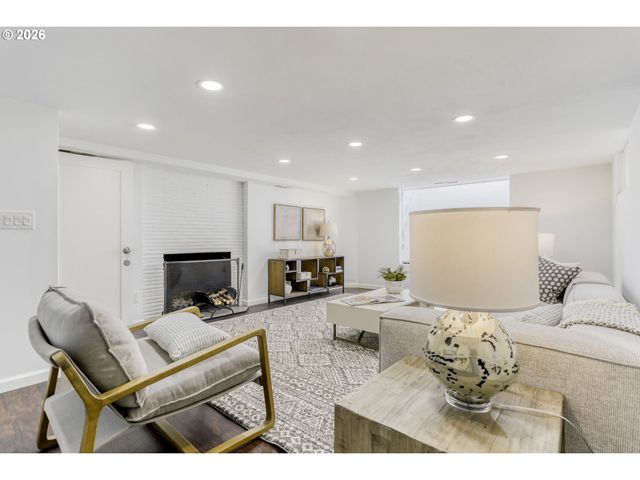 5008 Sw TAYLORS FERRY Rd, Portland, OR 97219