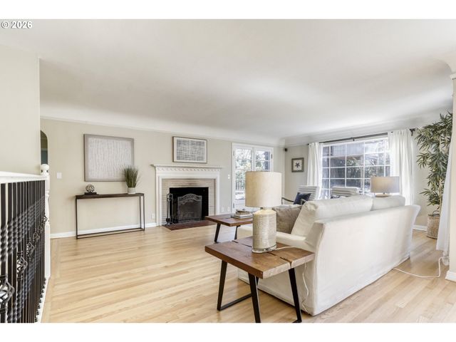 5008 Sw TAYLORS FERRY Rd, Portland, OR 97219