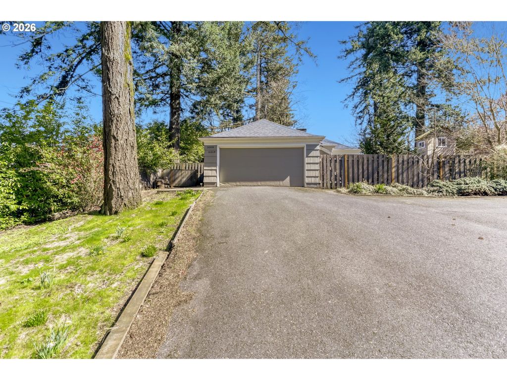 5008 Sw TAYLORS FERRY Rd, Portland, OR 97219
