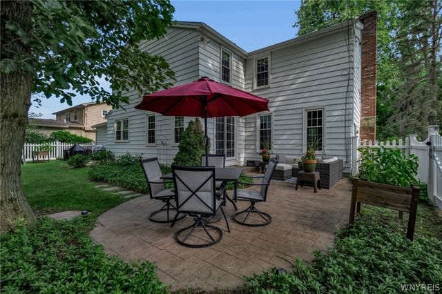 37 Pin Oak Drive, Amherst, NY 14221
