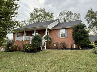 820 Royal Elm Cir, Hartsville, TN 37074