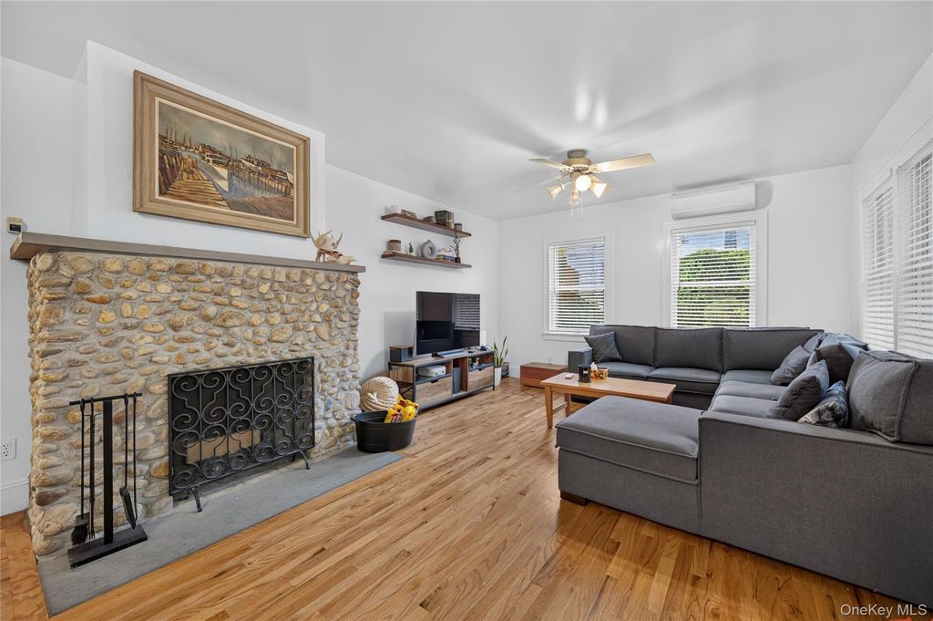 432 W Main Street, Huntington, NY 11743 — photo 3