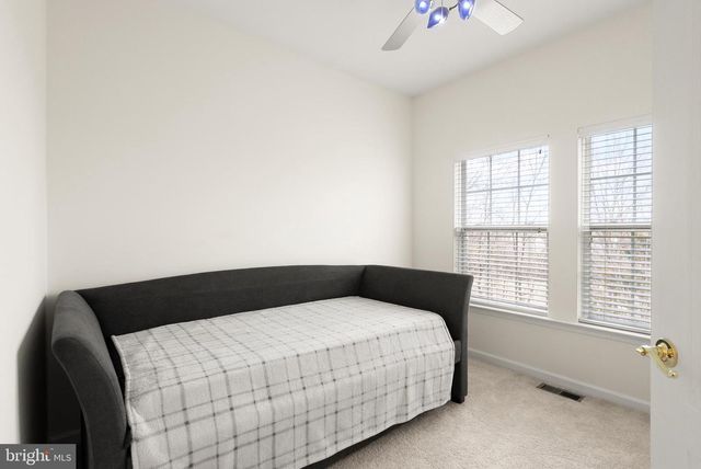 7070 LITTLE THAMES DRIVE # 124, Gainesville, VA 20155