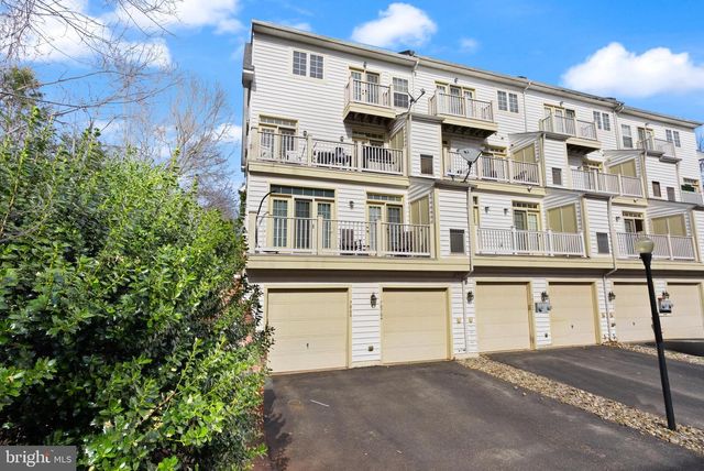7070 LITTLE THAMES DRIVE # 124, Gainesville, VA 20155