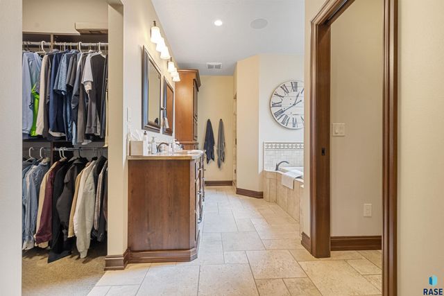 1909 S Copper Crest Trl Trail, Sioux Falls, SD 57110