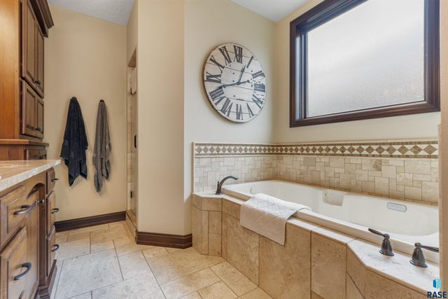 1909 S Copper Crest Trl Trail, Sioux Falls, SD 57110