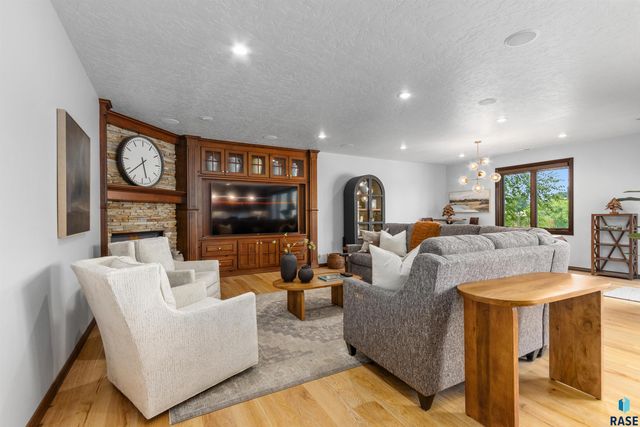 1909 S Copper Crest Trl Trail, Sioux Falls, SD 57110