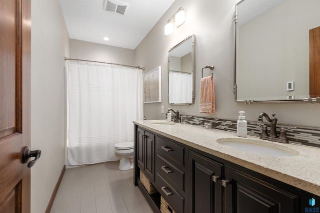 1909 S Copper Crest Trl Trail, Sioux Falls, SD 57110