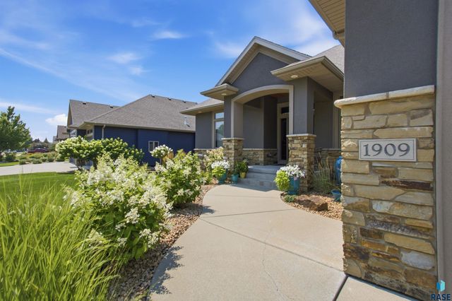 1909 S Copper Crest Trl Trail, Sioux Falls, SD 57110