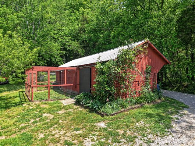 1355 Mitchell Rd, Pulaski, TN 38478