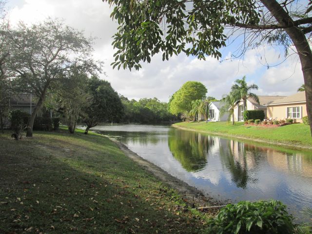 2866 Waters Edge Circle, Greenacres, FL 33413