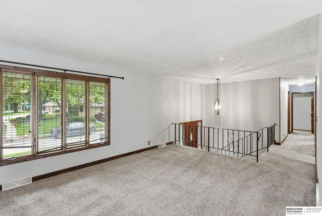 715 S 212th Street, Elkhorn, NE 68022