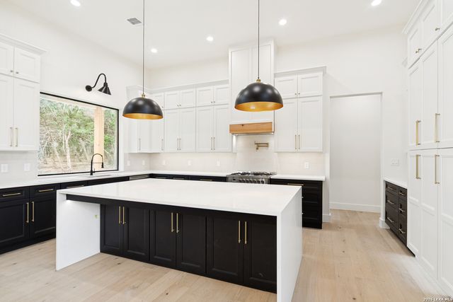 129 AERMOTOR LN, Boerne, TX 78006