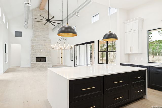 129 AERMOTOR LN, Boerne, TX 78006