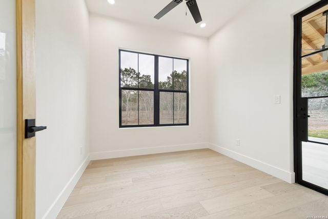 129 AERMOTOR LN, Boerne, TX 78006