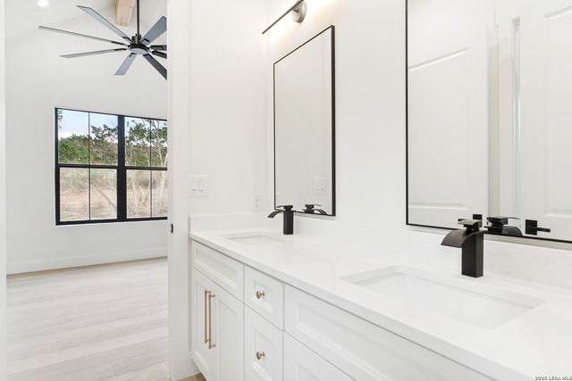 129 AERMOTOR LN, Boerne, TX 78006