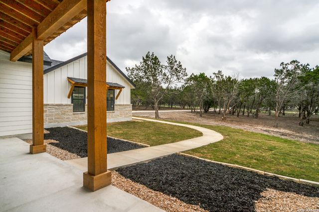 129 AERMOTOR LN, Boerne, TX 78006