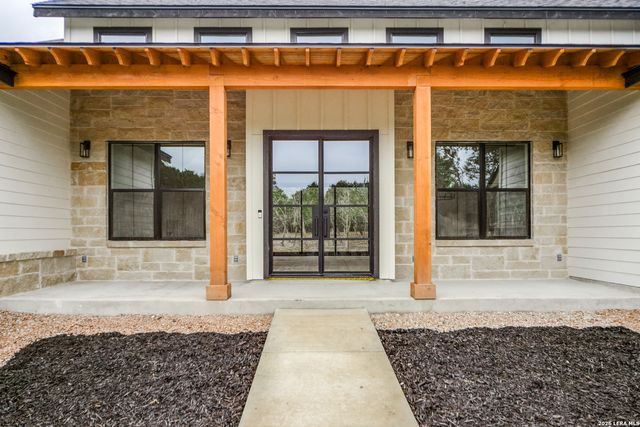 129 AERMOTOR LN, Boerne, TX 78006