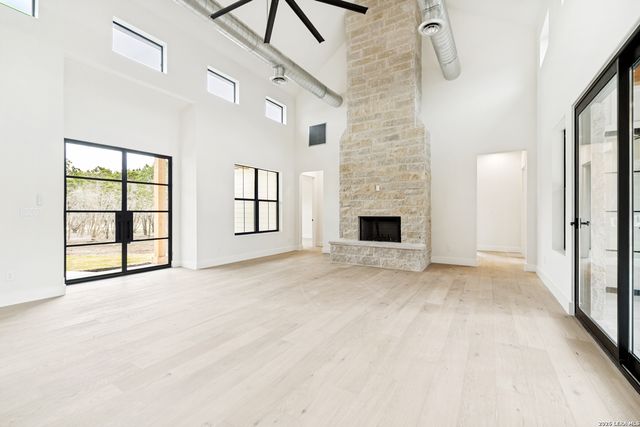 129 AERMOTOR LN, Boerne, TX 78006