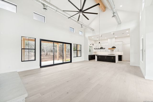 129 AERMOTOR LN, Boerne, TX 78006