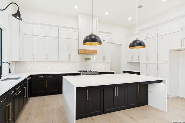 129 AERMOTOR LN, Boerne, TX 78006
