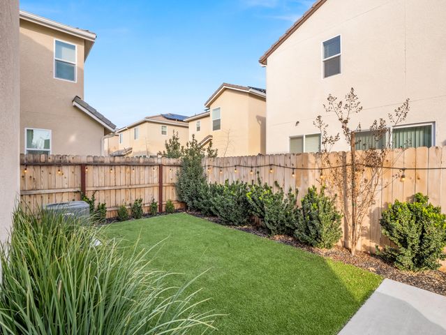 2003 N Hammel Lane, Clovis, CA 93619