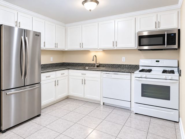 1948 N Hidden Creek Circle 2, Palatine, IL 60074